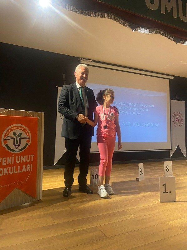 Yönetim Kurulu Başkanımız, satranç turnuvasına katılarak; derece elde eden öğrencilerimize madalyalarını teslim etti