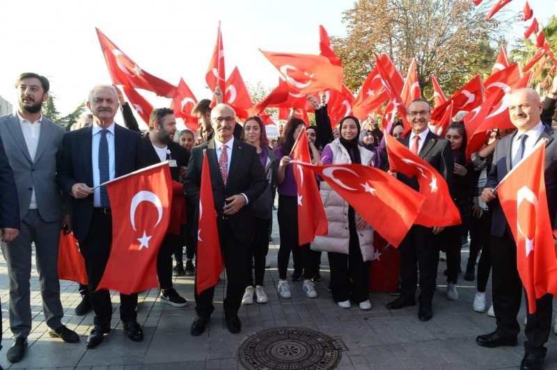 29 Ekim Cumhuriyet Bayramı Nedeniyle Gebze'mizde Bayrak Dağıtımı gerçekleştirdik.