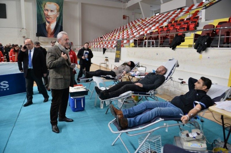 Kan Bağışı Yapılan  Gebze Kapalı Spor Salonu'nda gönüllülerle bir araya geldik