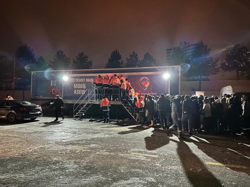 Mobil mutfağımız afet bölgesinde sıcak yemek dağıtımına başladı.