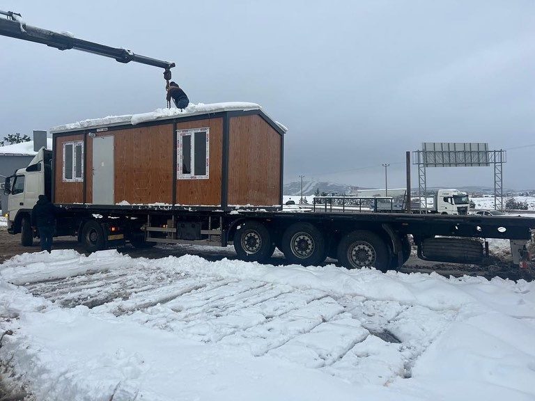 Deprem bölgesinde barınma ihtiyacından kaynaklı konteyner evlerimiz yola çıktı.