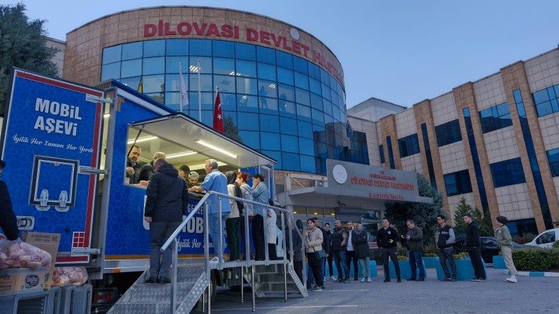 MOBİL AŞEVİMİZ İLE DİLOVASI DEVLET HASTANESİ'NDE İFTAR PROGRAMI GERÇEKLEŞTİRDİK