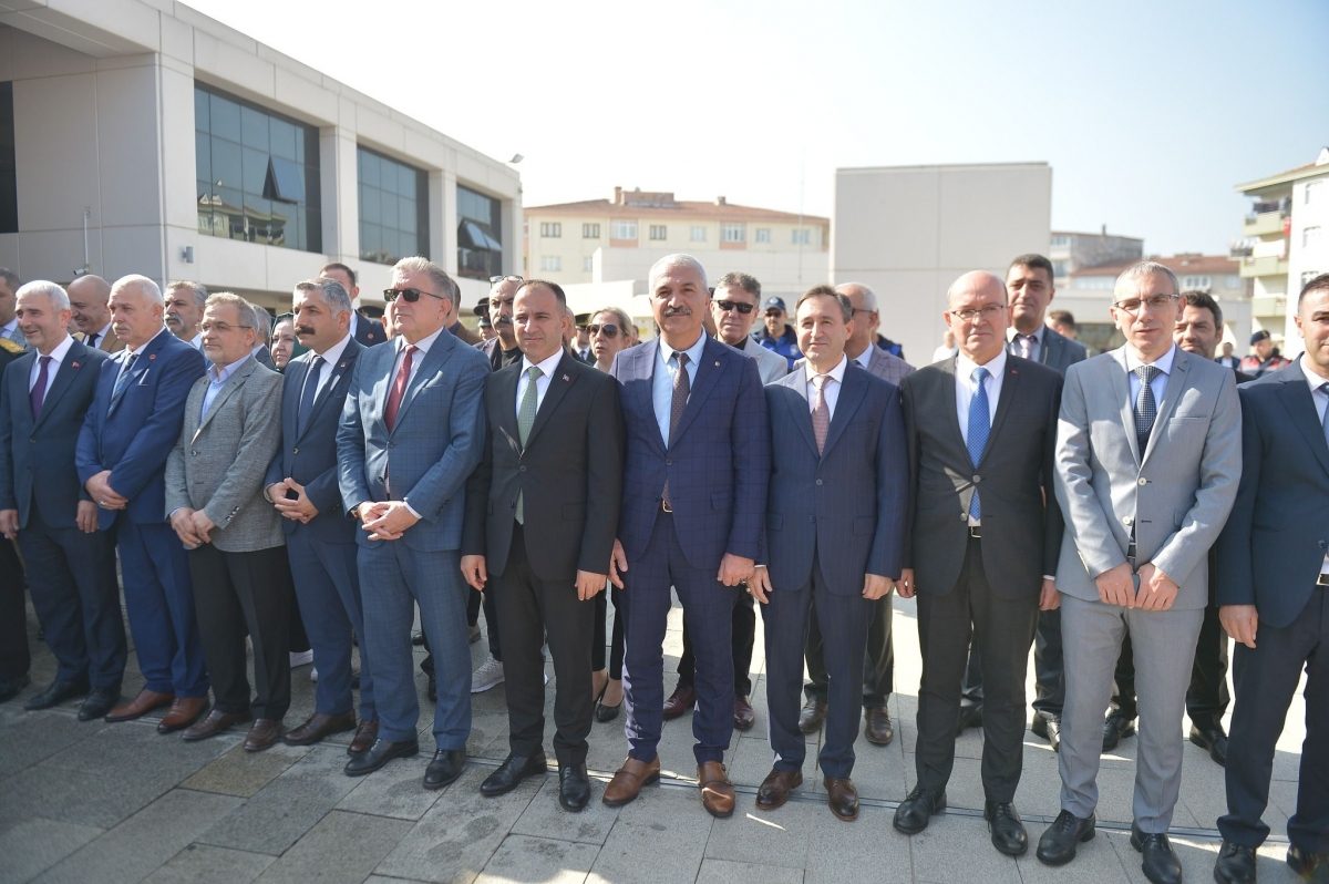GEBZE KAYMAKAMLIĞIMIZ TARAFINDAN 29 EKİM CUMHURİYET BAYRAMI’MIZIN 101. YILDÖNÜMÜ SEBEBİYLE DÜZENLENEN ÇELENK SUNMA TÖRENİNE KATILDIK