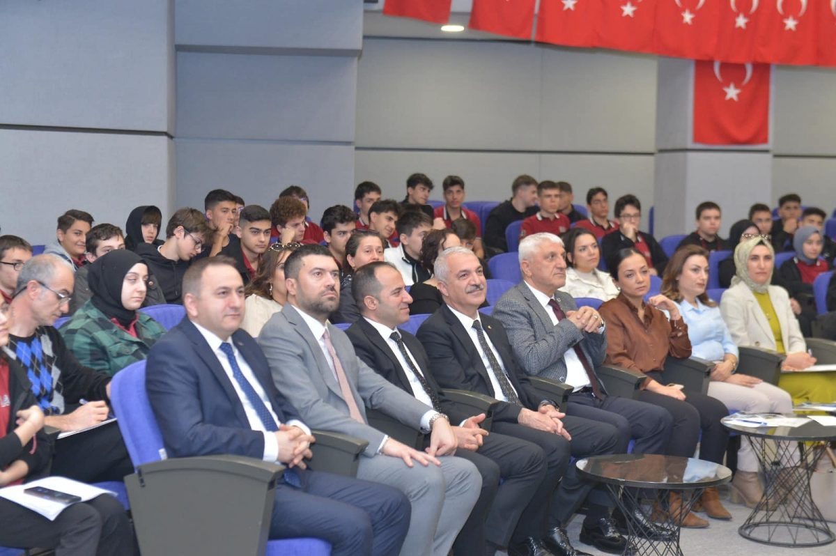 ODAMIZ MECLİS SALONUNDA DÜZENLENEN MESLEK LİSELERİNİN ÖNEMİNİN BİLİNMESİ PROJESİ KAPSAMINDA GEBZE MESLEKİ VE TEKNİK ANADOLU LİSESİ İLE GEBZE ANADOLU LİSESİ ARASINDA YAPILAN MÜNAZARA YARIŞMASINA KATILIM SAĞLADIK