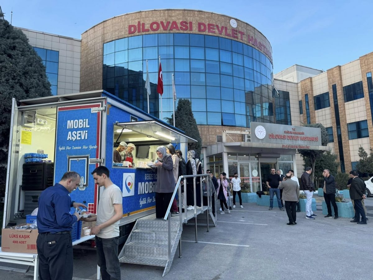 DİLOVASI DEVLET HASTANESİ'NDE MOBİL AŞEVİMİZ İLE  SAĞLIK ÇALIŞANLARI VE HASTA YAKINLARI İÇİN İFTAR PROGRAMI GERÇEKLEŞTİRDİK.