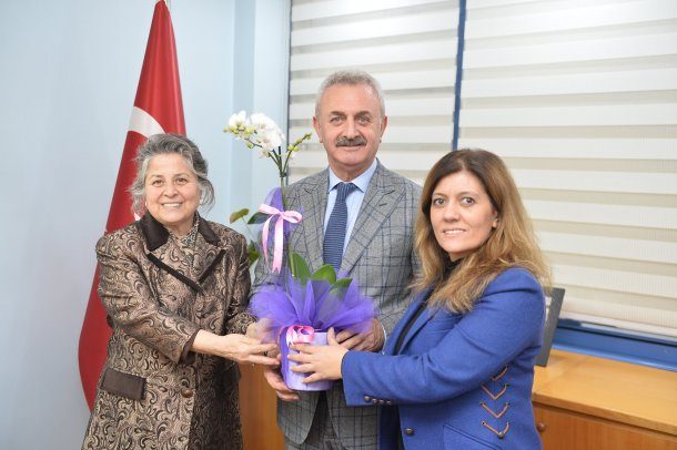 Odamıza ziyarette bulunan Gebze Bağımsız Belediye Başkan Adayı Serap ÇAKIR ve beraberindeki heyetle bölgemiz halkının talepleri hakkında bir sohbet gerçekleştirildi.