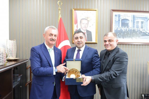 <div>Yönetim Kurulu Başkanımız, Meclis Başkanımız ve Yönetim Kurulu Üyelerimiz MARTEK Yönetim Kurulu Başkanı Mehmet Ali OKUR' u makamında ziyaret etti</div>