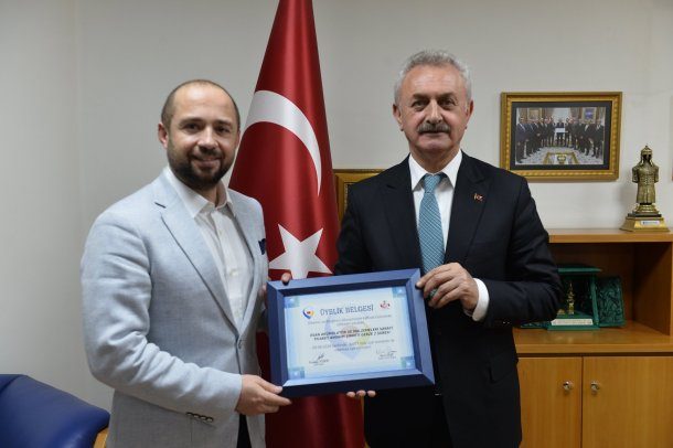 <div>Esan Akümülatör A.Ş. ' nin yeni açılan ikinci şubesinin Gebze Ticaret Odası Üyelik Belgesini Başkanımız teslim etti.</div>