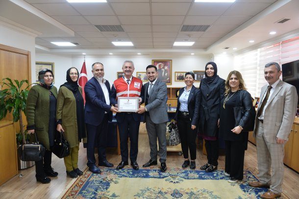 <div>Türk Kızılayı Çayırova Şube Başkanı ve beraberindeki üyeler, Yönetim Kurulu Başkanımız Nail ÇİLER' e destekleri dolayısıyla teşekkür ziyaretinde bulundular.</div>