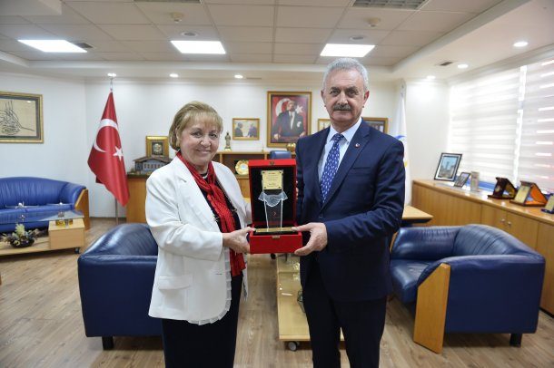 <div>Türk Kızılay Gebze Şubesi Başkanı Oya TUNÇEL ve beraberindeki heyet Yönetim Kurulu Başkanımız Nail ÇİLER ve Meclis Üyemiz Sevgi ÇİLER' e ziyarette bulundu</div>