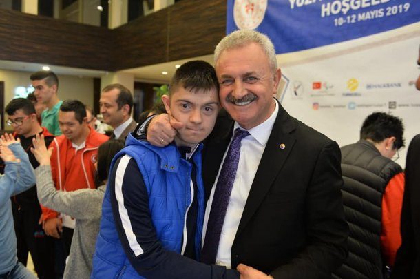 <div>35 farklı şehirden 83 Down Mental ve Otizm engel grubundan sporcularımız, 65 antrenörle ülkemizin en özel sporcusu olmak için Türkiye yüzme şampiyonasında yarışmaya Gebze'mize geldiler.</div>