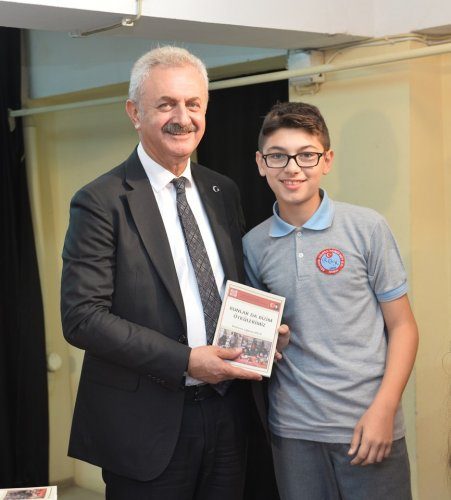 Darıca Ressam Osman Hamdi Bey Ortaokulu öğrrencilerinin kendilerinin kaleme alldığı hikayelerden oluşan "Bunlar da Bizim Öykülerimiz" adlı kitabın imza töreni