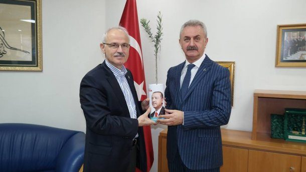 <div>Adalet ve Kalkınma Partisi Gebze İlçe Başkanı Sn. İrfan AYAR ve ilçe yönetimi Başkanımızı ziyaret ederek, AK Parti Kocaeli İl Başkanlığı 6. Olağan Kongresi için hazırlanan"zeytin dalı şeklindeki davetiyeyi takdim ettiler.</div>