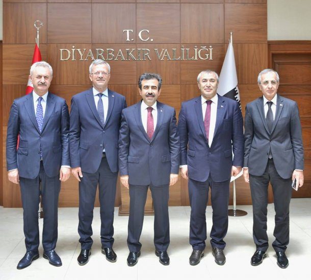 <div>Başkanımız, Diyarbakır Valisi Sn. Hasan Basri GÜZELOĞLU ve Diyarbakır Büyükşehir Belediye Başkanı Sn. Cumali ATİLLA' yı makamında ziyaret etti.</div>