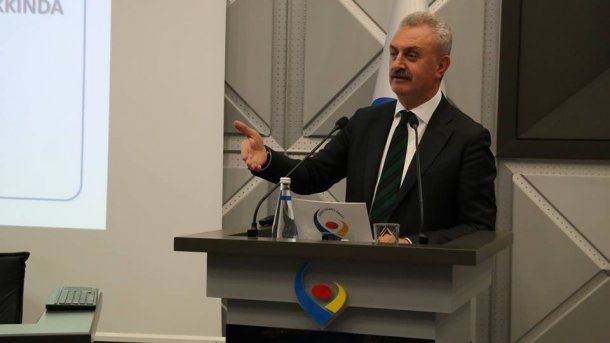 <div>İl Ticaret Müdürümüz Sn. Veysi UZUNKAYA ve Yönetim Kurulu Başkanımız Sn. Nail ÇİLER'in katılımıyla İkinci El Motorlu Kara Taşıtlarının Ticareti Hakkında Yönetmelik konulu panel, Odamız ev sahipliğinde gerçekleştirildi.</div>
