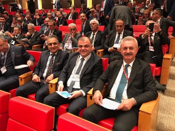<div>Hizmet Şeref Belgesi Ödül Töreni, Cumhurbaşkanımız Sn. Recep Tayyip ERDOĞAN' ın katılımıyla, Birlik Başkanımız M. Rifat HİSARCIKLIOĞLU' nun ev sahipliğinde, TOBB İkiz Kuleler Konferans Salonu'nda gerçekleştirildi.</div>
