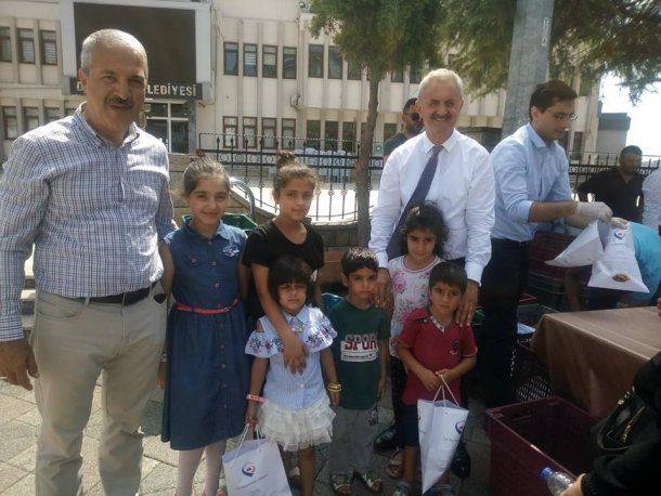 <div>Geleneklerimizi yaşatarak şehrimizin sosyal ve kültürel değerlerinin hatırlanmasını sağlamak amacıyla Dini Bayramlarımızın arefesinde yapılan ve şehrimize has lezzet olan"Gebze Çöreği ni dört ilçemizde Başkanımız Nail Çiler öncülüğünde, Meclis 