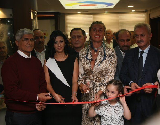 <div>Odamız ev sahipliğinde siyasi parti ve sivil toplum kuruluşlarının temsilcilerinin de katılımıyla, Sn. Hatice Bostan' ın"Hayvanların Esareti konulu kişisel resim sergisinin açılışı gerçekleştirildi.</div>