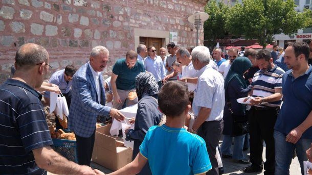 <div>Dini Bayramlarımızın arefesinde şehrimize has lezzet"Gebze Çöreği ni dört ilçemizde Başkanımız Nail Çiler ve Yönetim Kurulu Üyelerimizle dağıtarak, geleneklerimizi yaşatmaya devam ediyoruz.</div>
