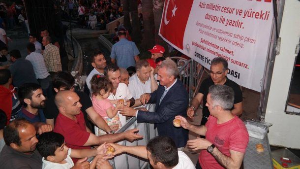 15 Temmuz Demokrasi ve Birlik Günü nde Şehitlerimizin ruhuna hayır lokmamızı dört ilçemizde dağıttık.
