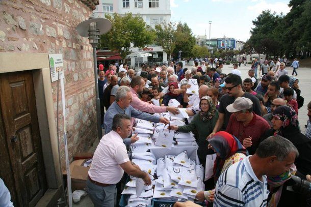 <div>Dini Bayramlarımızın arefesinde şehrimize has lezzet"Gebze Çöreği ni dört ilçemizde Başkanımız Nail ÇİLER öncülüğünde dağıtarak, geleneklerimizi yaşatmaya devam ediyoruz.</div>