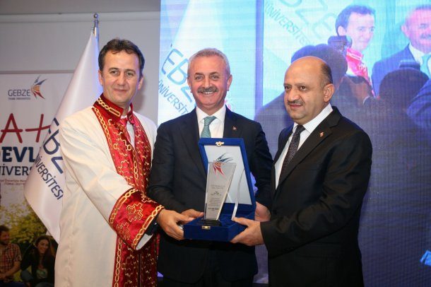 <div>Başbakan Yardımcımız Sn Fikri IŞIK ve GTÜ Rektörü Prof. Dr. Sn. Haluk GÖRGÜN,Yönetim Kurulu Başkanımız Sn. Nail ÇİLER'e plaket takdiminde bulundu</div>
