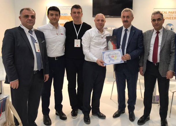 Hannover Messe ye katılım sağlayan oda üyelerimizi ziyaret ederek günün anısına hediye takdiminde bulunduk.