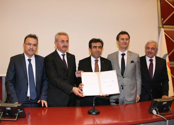 <div>Türkiye'de ilk kez bir ilçede bulunacak E-sınav merkezi protokolü Kocaeli Valimiz Sn. Hasan Basri Güzeloğlu'nun katılımıyla Mayıs Ayı Meclis Toplantımızda imzalandı.</div>