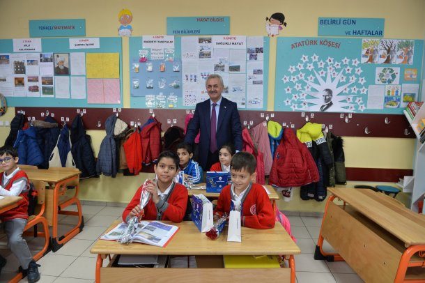 <div>Mehmet Alp Tiryakioğlu İlkokulu 3-E sınıfı öğrencisi Eda Haşimoğlu'na ziyareti</div>