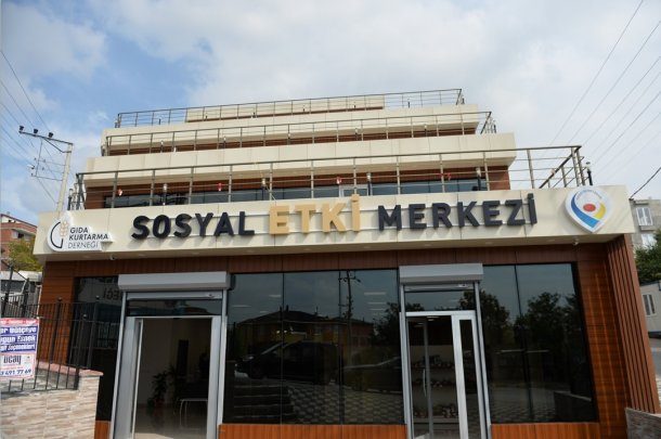 Sosyal Etki Merkezimiz önceden beri sürdürdüğü yardımlara Ramazan ayında da artırarak devam etmektedir