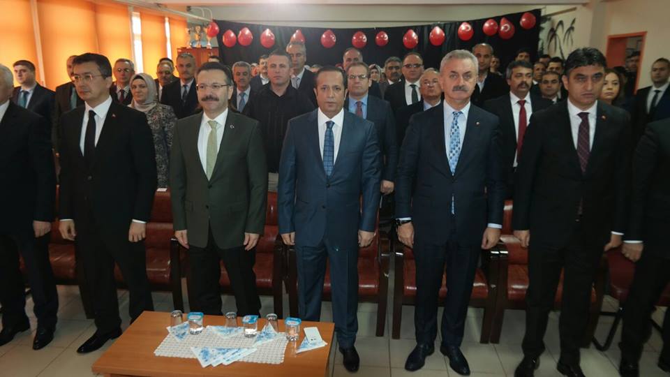 Kocaeli Valimiz Sn. Hüseyin AKSOY ve ilçe protokolümüzün yetkilileri tarafından eğitime ve bölgemizin gelişimine sağladığı tüm katkılardan dolayı Başkanımızın tebrik edilerek, plaketini Valimizin elinden almasının gururunu yaşadık.
