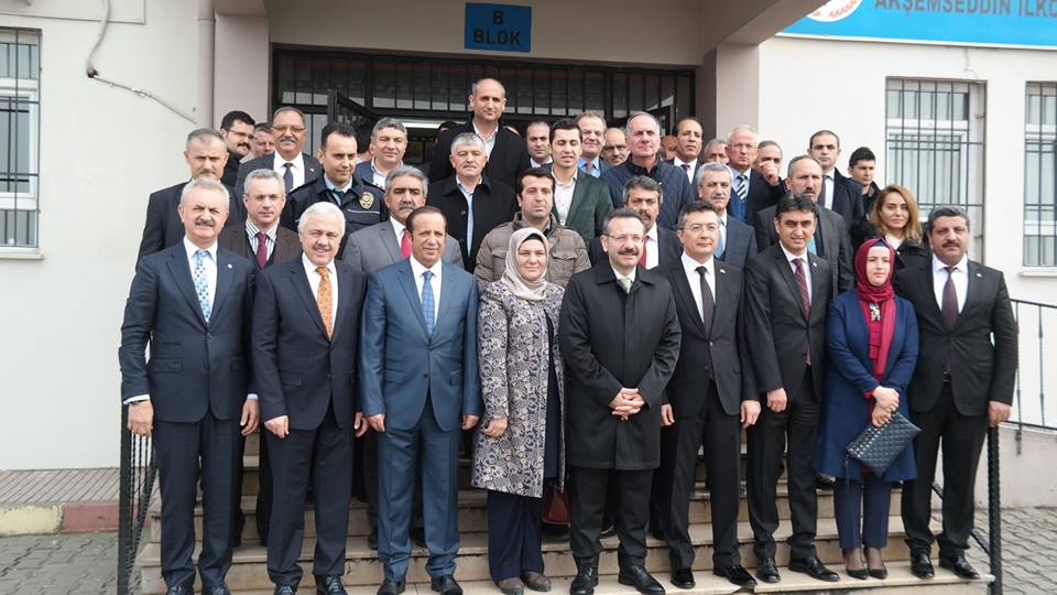 Kocaeli Valimiz Sn. Hüseyin AKSOY ve ilçe protokolümüzün yetkilileri tarafından eğitime ve bölgemizin gelişimine sağladığı tüm katkılardan dolayı Başkanımızın tebrik edilerek, plaketini Valimizin elinden almasının gururunu yaşadık.