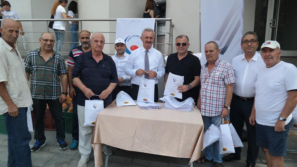 Geleneklerimizi yaşatarak şehrimizin sosyal ve kültürel değerlerinin hatırlanmasını sağlamak amacıyla Dini Bayramlarımızın arefesinde yapılan ve şehrimize has lezzet olan"Gebze Çöreği” ni dört ilçemizde Başkanımız Nail Çiler öncülüğünde, Meclis Başkanımız Yönetim Kurulu ve Meclis Üyelerimizle dağıttık.