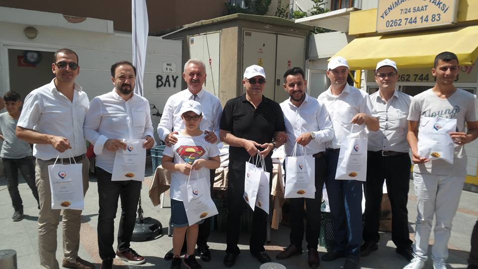 Geleneklerimizi yaşatarak şehrimizin sosyal ve kültürel değerlerinin hatırlanmasını sağlamak amacıyla Dini Bayramlarımızın arefesinde yapılan ve şehrimize has lezzet olan"Gebze Çöreği” ni dört ilçemizde Başkanımız Nail Çiler öncülüğünde, Meclis Başkanımız Yönetim Kurulu ve Meclis Üyelerimizle dağıttık.