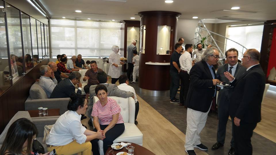 Gebze Ticaret Odası Geleneksel Bayramlaşma Törenimizi, Meclis Başkanımız, Yönetim Kurulu Üyelerimiz ve Meslek Komite Üyelerimizin katılımı ve Başkanımızın ev sahipliğiyle Odamız Meclis Salonunda gerçekleştirdik. 