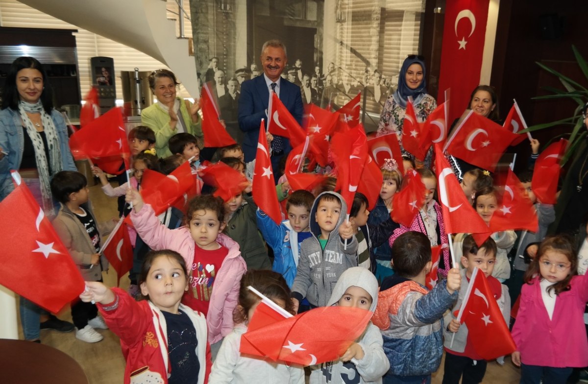 Yönetim Kurulu Başkanımız Sn. Nail ÇİLER tarafından karşılanan bölgemizde faaliyet gösteren anaokullarında eğitim gören öğrencilerimiz, Odamızda gerçekleşen"Hayvanların Esareti” konulu resim sergisini Başkanımız ile birlikte gezdiler.