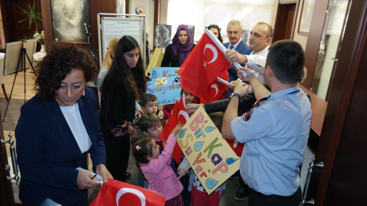 Yönetim Kurulu Başkanımız Sn. Nail ÇİLER tarafından karşılanan bölgemizde faaliyet gösteren anaokullarında eğitim gören öğrencilerimiz, Odamızda gerçekleşen"Hayvanların Esareti” konulu resim sergisini Başkanımız ile birlikte gezdiler.