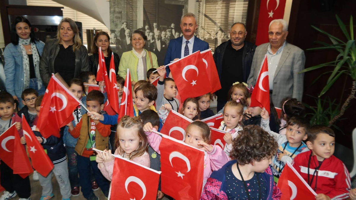 Yönetim Kurulu Başkanımız Sn. Nail ÇİLER tarafından karşılanan bölgemizde faaliyet gösteren anaokullarında eğitim gören öğrencilerimiz, Odamızda gerçekleşen"Hayvanların Esareti” konulu resim sergisini Başkanımız ile birlikte gezdiler.