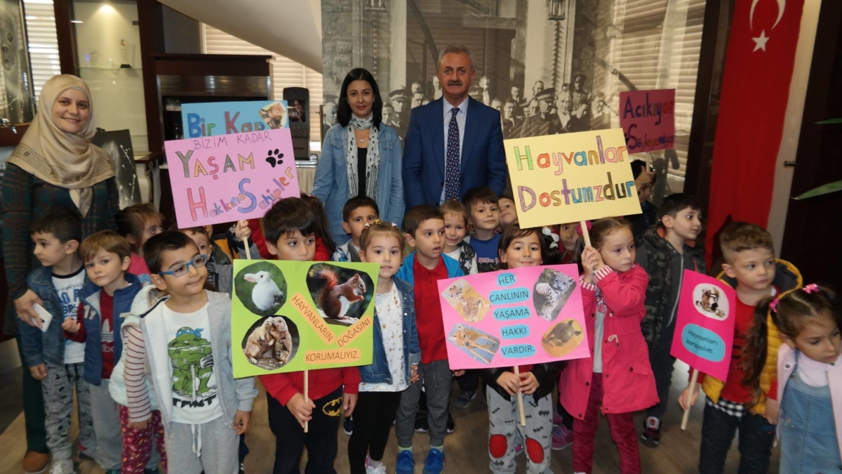 Yönetim Kurulu Başkanımız Sn. Nail ÇİLER tarafından karşılanan bölgemizde faaliyet gösteren anaokullarında eğitim gören öğrencilerimiz, Odamızda gerçekleşen"Hayvanların Esareti” konulu resim sergisini Başkanımız ile birlikte gezdiler.