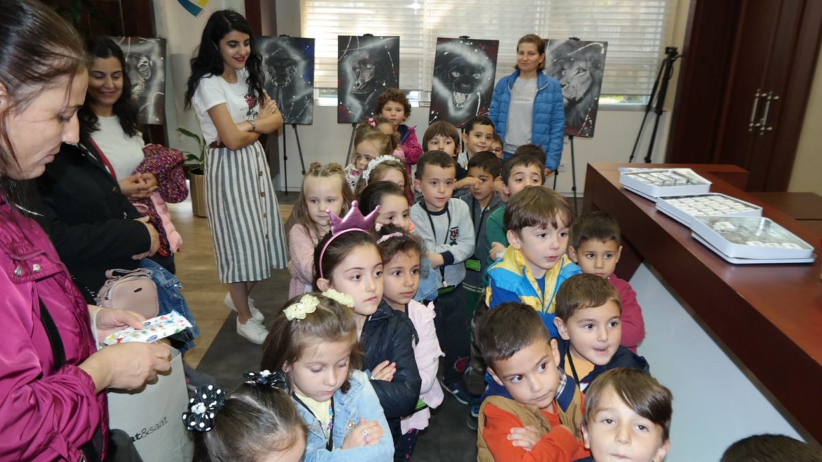 Yönetim Kurulu Başkanımız Sn. Nail ÇİLER tarafından karşılanan bölgemizde faaliyet gösteren anaokullarında eğitim gören öğrencilerimiz, Odamızda gerçekleşen"Hayvanların Esareti” konulu resim sergisini Başkanımız ile birlikte gezdiler.