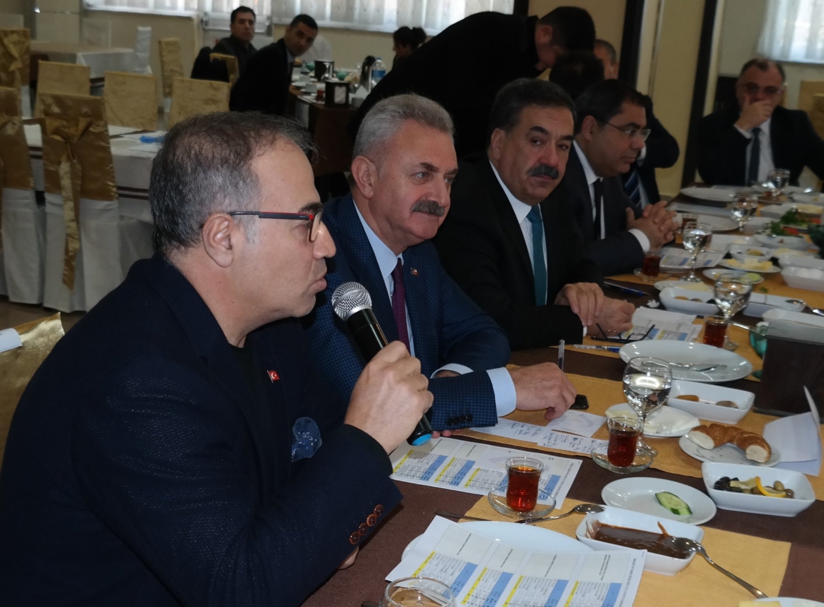 İlçemizde mesleki eğitim ve nitelikli ara eleman konuları ile ilgili gerçekleşen toplantı